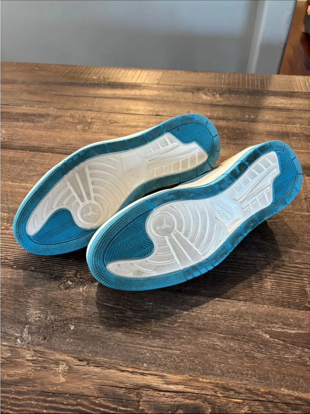 Nike-Jordan Low-Top Sneakers